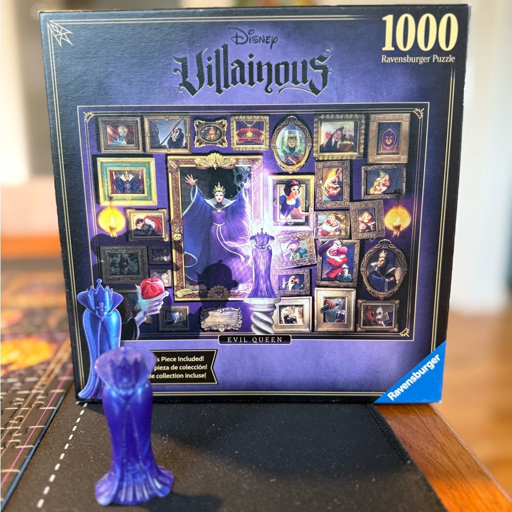 Disney Villainous 1000 Piece Jigsaw Puzzle - Evil Queen & Collectible
